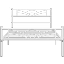 un simple lit en métal blanc avec un dossier décoratif