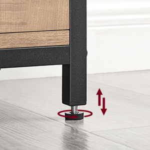 un gros plan d'un tiroir poussé au sol par un pied.