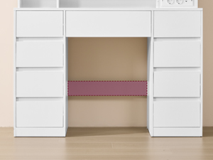 Série de photos de l'intérieur d'un magasin de mode montrant des étagères à vêtements, des zones d'exposition et des installations de commercialisation avec des murs de couleur claire et des planchers en bois.