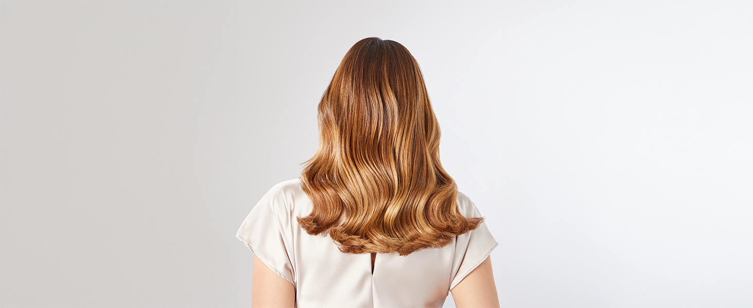 Le texte se lit comme suit : « Image 2 ». Vue arrière montrant des cheveux ondulés de longueur moyenne coiffés en boucles lâches sur fond blanc.