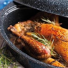 un poulet rôti dans une poêle en fonte avec des brins de romarin