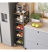 Solution de rangement pour armoires de cuisine présentée en séquence, comprenant un système de rangement coulissant pour les articles de garde-manger et un espace de rangement pour les produits avec plusieurs niveaux d'étagères.