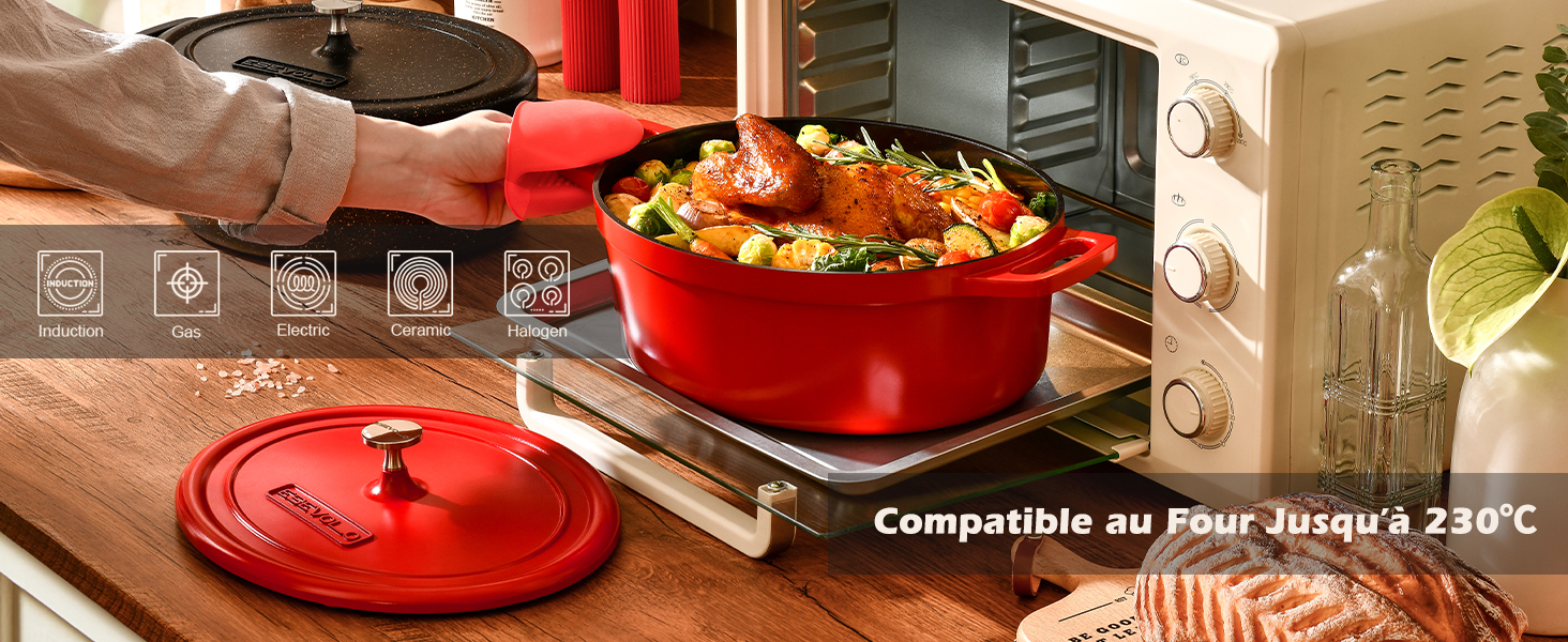 Le texte indique « Compatible au Four jusqu'à 230 °C ». Four hollandais émaillé rouge avec couvercle illustré en train de cuire des légumes au four, sur une surface de planche à découper en bois.