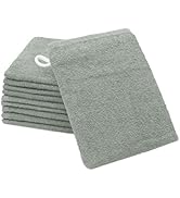 Pile de serviettes ou de débarbouillettes grises pliées avec une boucle de suspension blanche visible sur le tissu supérieur. Les textiles semblent doux et absorbants avec une texture moelleuse.