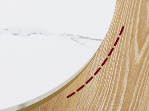 Détail rapproché d'un joint incurvé ou d'un joint entre le grain du bois et des surfaces en marbre blanc ou en pierre.