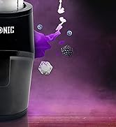 une tasse à café noire avec un fond violet et un liquide violet qui en sort.