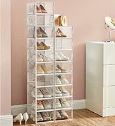 Boîtes de rangement pour chaussures empilables en plastique transparent remplies de chaussures diverses. Meuble modulaire haut contre mur rose, meuble à tiroirs blanc à côté.