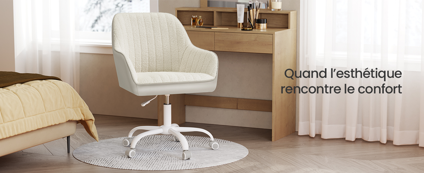 Chaise pivotante de couleur crème avec dossier et accoudoirs arrondis, positionnée devant un bureau en bois contre un mur blanc