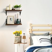 une chambre avec un lit et une lampe.