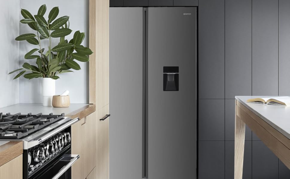 Cuisine moderne dotée d'un réfrigérateur côte à côte noir mat avec distributeur d'eau, d'un sol en carrelage foncé et d'armoires en bois clair sur fond de carreaux muraux