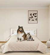 Un lit de couleur claire avec une tête de lit douillette dans un décor de chambre minimaliste, avec une impression d'art encadrée sur le