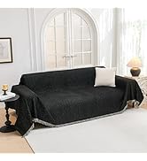 Plusieurs vues d'une grande housse de canapé ou d'une housse grise présentée sur différents canapés dans un salon lumineux et moderne.