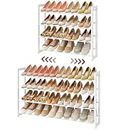 Le texte se lit comme suit : « Image 4 ». Étagère à chaussures en métal blanc à quatre niveaux, affichant plusieurs paires de chaussures de différents styles et de couleurs neutres.