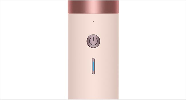 Personne dans l'eau avec des bulles visibles, faisant preuve de relaxation dans un environnement de spa ou de bain.