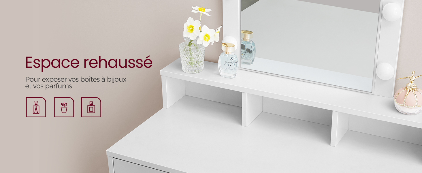 une table blanche avec un miroir et des fleurs dessus.