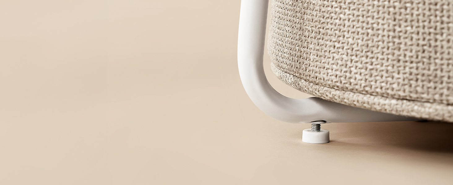 Détail rapproché d'un meuble texturé beige montrant un pied de nivellement réglable ou un mécanisme de support