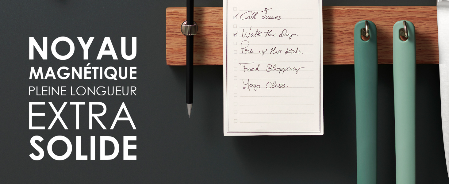 un stylo en bois et un stylo sur un bureau.