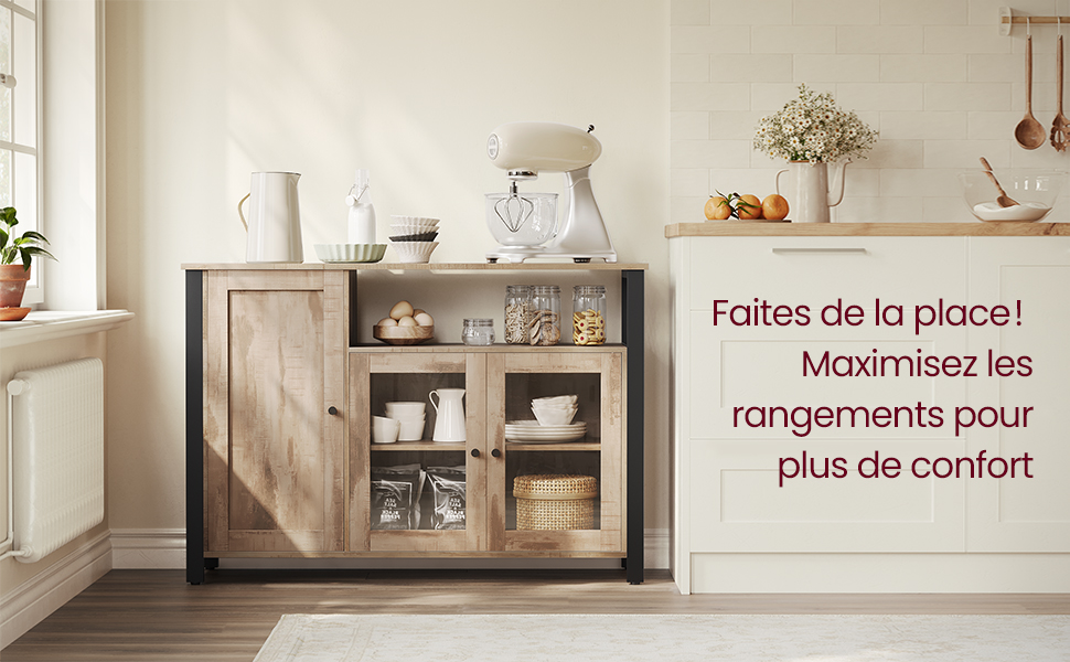 une cuisine avec une armoire blanche et un comptoir blanc.