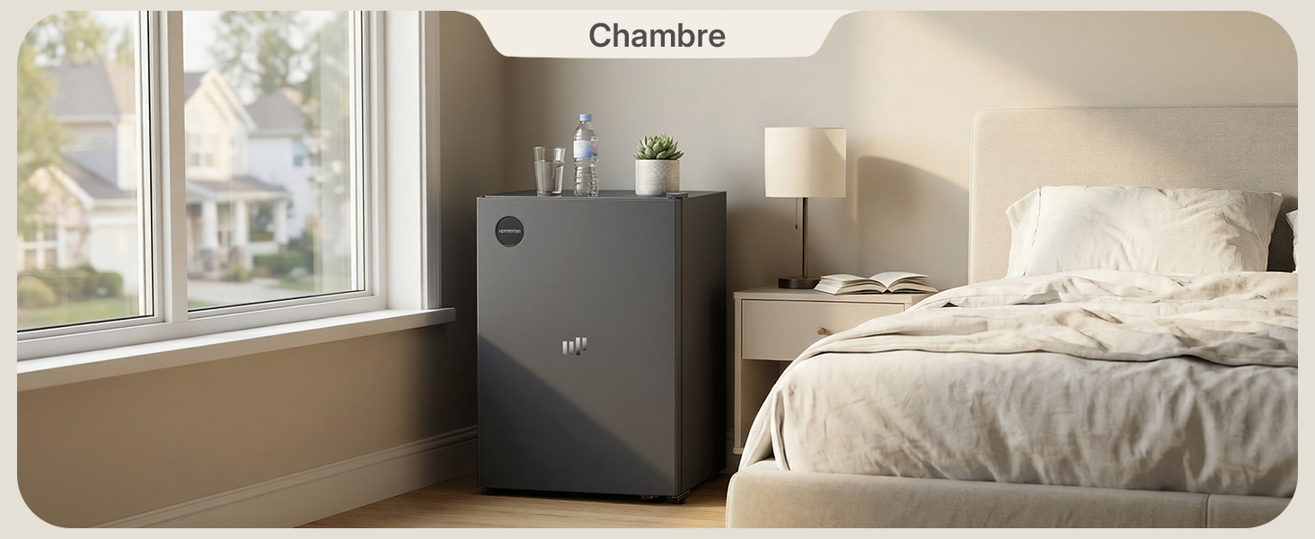 Le texte se lit comme suit : « Chambre ». Série de scènes intérieures montrant différentes perspectives d'une chambre moderne et minimaliste avec une literie blanche et un éclairage naturel.