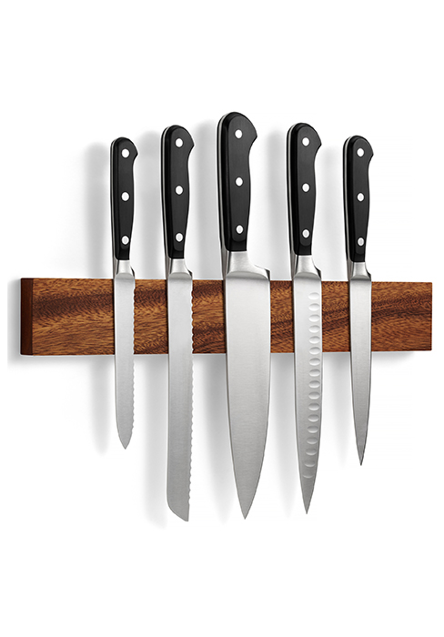 Cinq couteaux de cuisine au manche noir montés sur une bande magnétique en bois. Les couteaux varient en taille et en forme de lame.