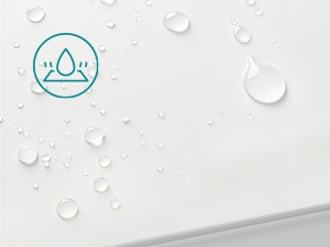 Gouttelettes d'eau sur une surface gris clair avec une icône circulaire montrant un symbole de goutte d'eau en bleu. Fond de photographie de produit épuré et minimaliste.