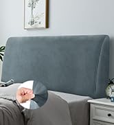 Canapé ou section de canapé rembourré gris contre un mur de couleur claire avec vue partielle sur la décoration intérieure