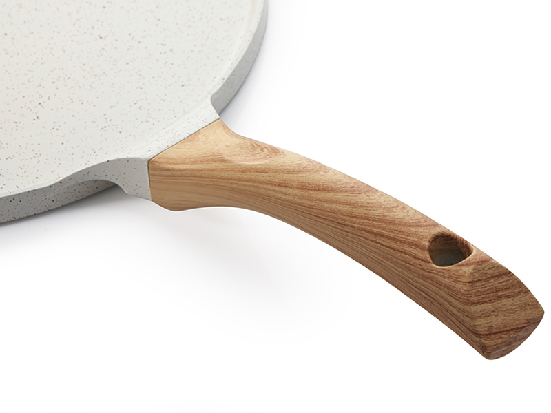 avec surface mouchetée de couleur claire et manche en bois orné d'un motif de grain naturel et