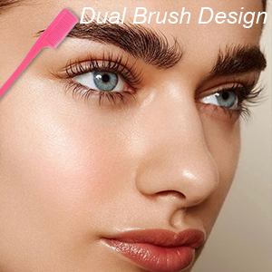 Gros plan du visage d'une personne avec de longs cils et des sourcils définis. Un pinceau rose est visible près du sourcil, ce qui suggère un outil de maquillage