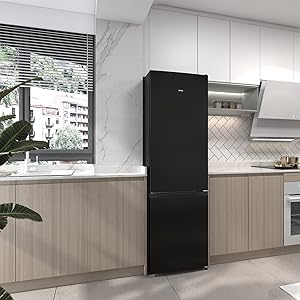 une cuisine avec un réfrigérateur noir et une cuisinière blanche