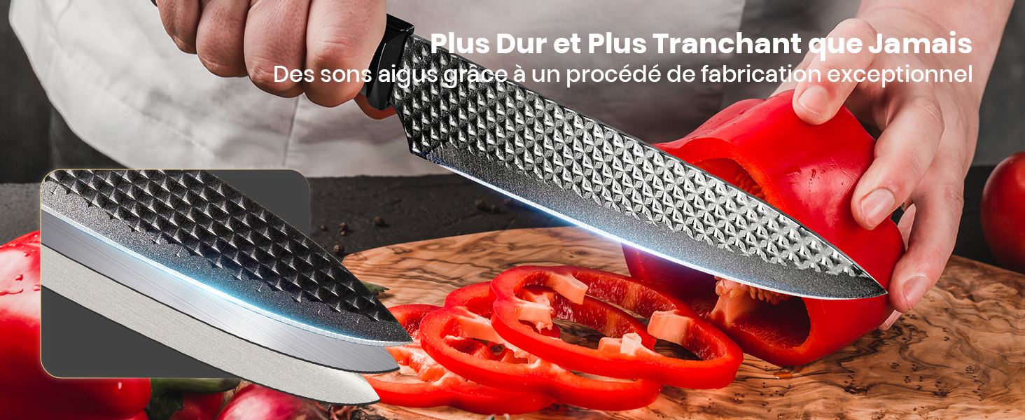 avec lame texturée alvéolée servant à trancher les poivrons rouges sur une planche à découper en bois