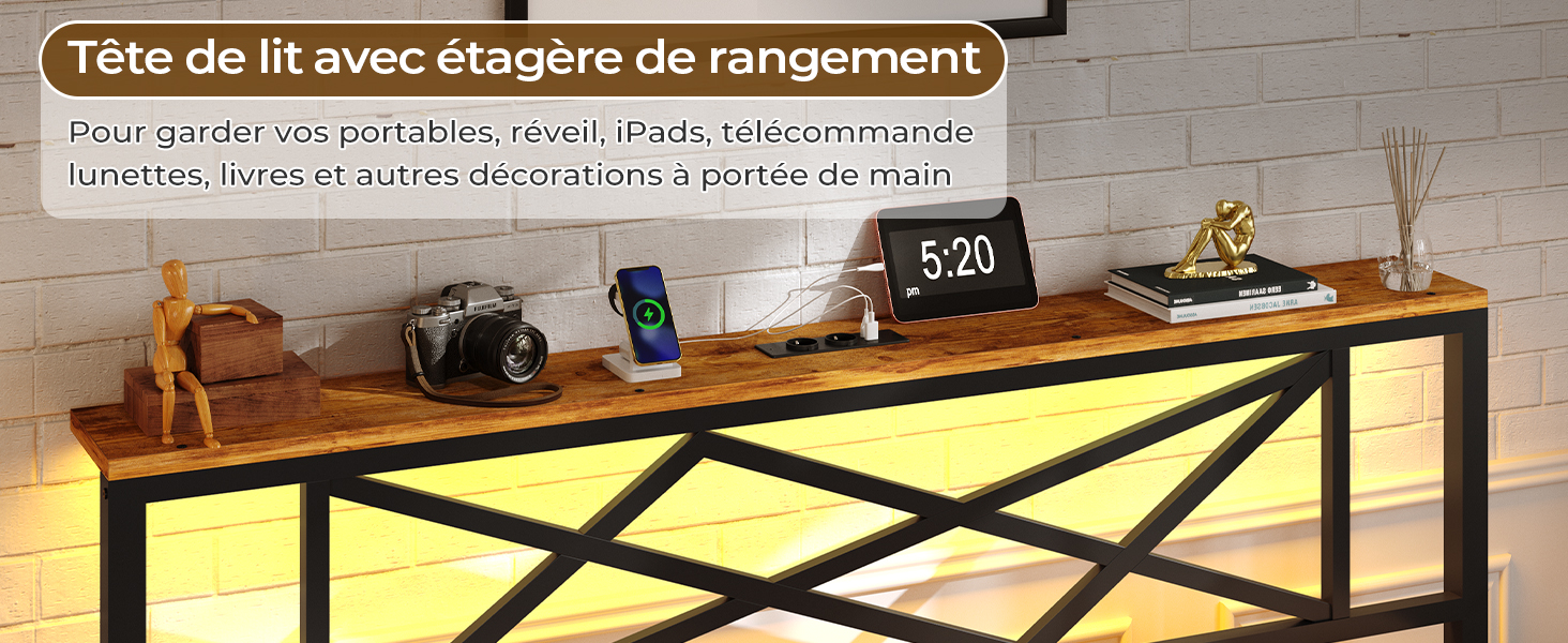 Étagère en bois avec structure en métal à motif géométrique. Affiche divers articles, notamment un appareil photo, un téléphone et une horloge, servant de rangement et de décoration.