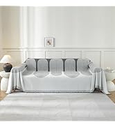 Canapé moderne gris clair dans un salon minimaliste avec des murs blancs et un art mural subtil. Montre une vue complète du canapé rembourré profilé.