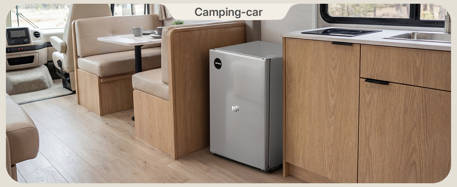 Le texte indique « Camping-car ». Vue intérieure d'un camping-car montrant des armoires en bois et un appareil argenté montés entre des unités de rangement.