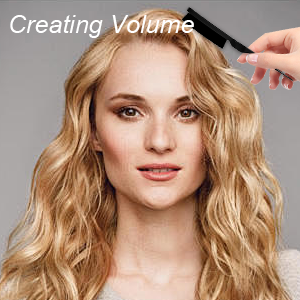 Démonstration de coiffure montrant un peigne soulevant des cheveux blonds ondulés. La superposition de texte indique « Création d'un volume ». L'image met l'accent sur la technique de coiffure.