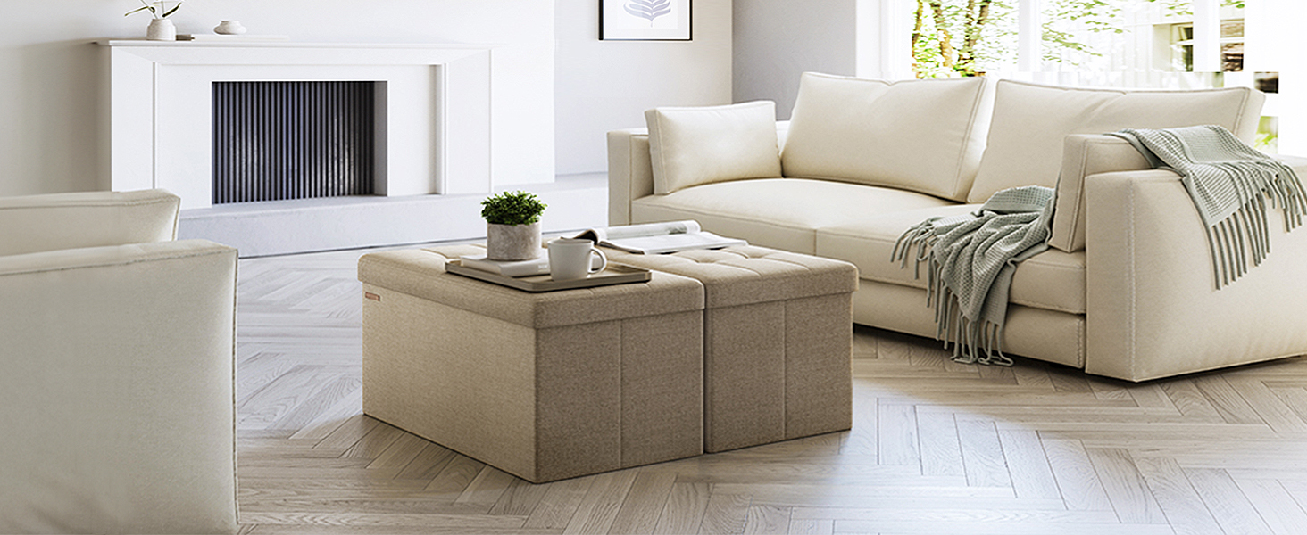 Salon moderne avec canapé sectionnel de couleur crème, tables basses ottomanes beiges, cheminée blanche et parquet