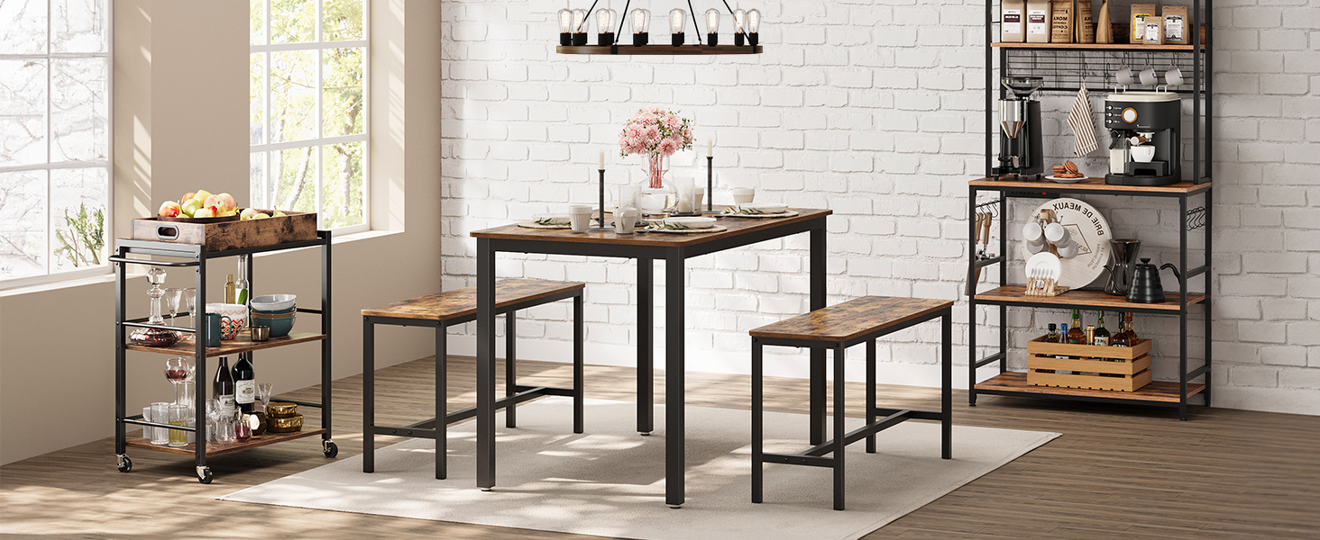 avec table en bois, deux bancs, chariot en métal et étagère. Dispose de surfaces en bois rustiques et de cadres en métal noir dans une cuisine lumineuse.