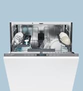 Vue de l'intérieur du lave-vaisselle encastré montrant une cuve en acier inoxydable avec plusieurs bras de pulvérisation et un système de crémaillère monté à l'intérieur.