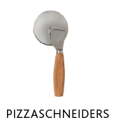 un coupe-pizza avec un manche en bois