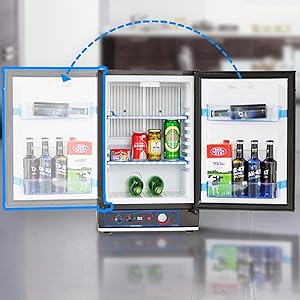 Vue à trois panneaux de l'intérieur d'un mini-réfrigérateur montrant un espace de rangement pour les boissons avec diverses boissons gazeuses et bouteilles disposées sur des étagères.