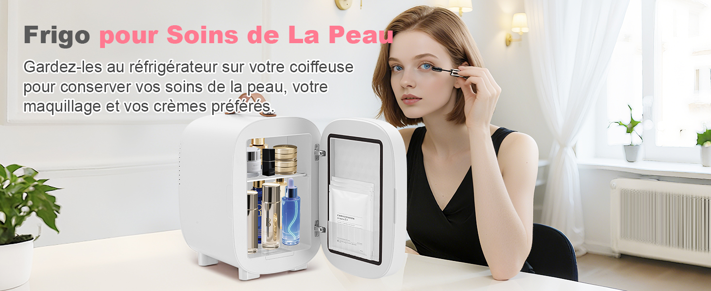 Le texte indique « Frigo pour Soins de La Peau ». Mini-réfrigérateur de beauté illustré avec une porte ouverte affichant un espace de rangement pour les soins de la peau, placé sur une surface blanche avec une plante décorative à proximité.