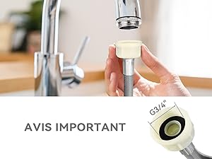 Gros plan d'une installation d'aérateur de robinet, montrant des mains fixant un raccord blanc et chromé à un robinet de cuisine