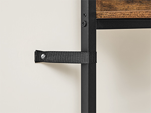 Vue rapprochée d'un support mural en métal noir ou d'un montage contre un mur blanc et une surface en bois