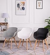 Trois chaises de salle à manger modernes en gris, blanc et noir. Les chaises ont des sièges incurvés, des accoudoirs et des pieds en bois, disposés dans un cadre de salon élégant