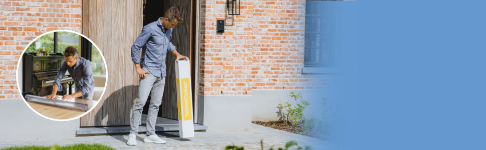 Scène du service de livraison montrant un colis livré à l'entrée d'un bâtiment à la façade en brique