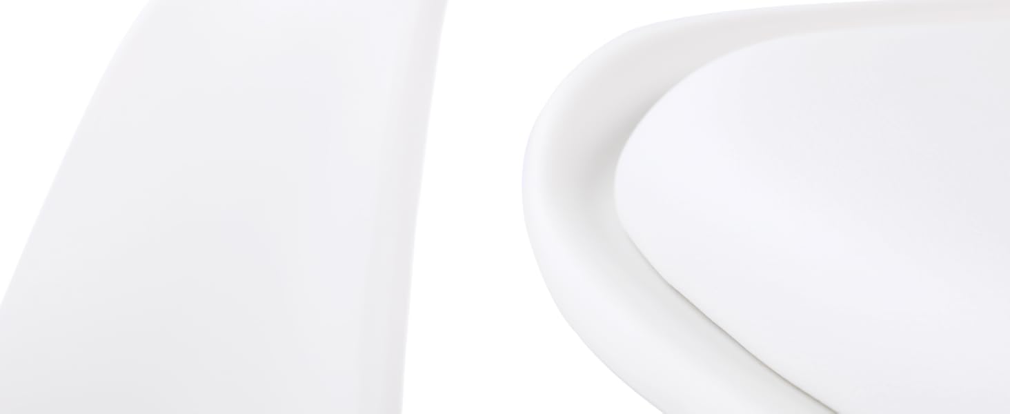 Gros plan d'une surface lisse et blanche incurvée, faisant peut-être partie d'un siège de toilette ou d'un accessoire de salle de bain