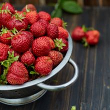 Fraises dans une passoire