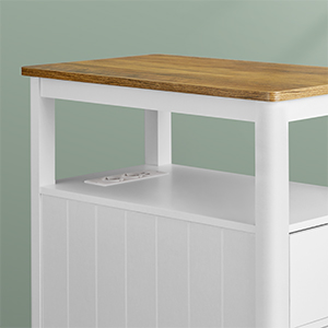 Armoire blanche avec surface supérieure en bois. L'armoire a une façade et un côté lambrissés avec un espace d'étagère ouvert visible.