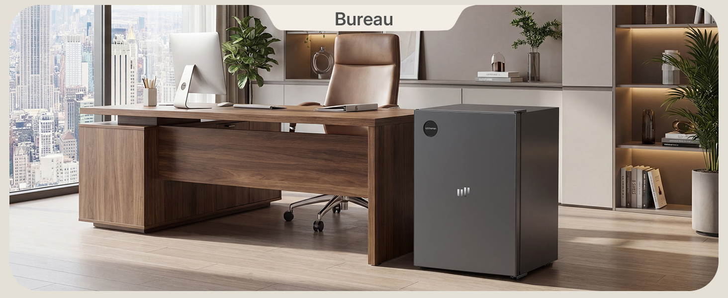 Le texte indique « Bureau ». Ensemble de mobilier de bureau moderne comprenant un bureau en bois et des solutions de rangement au design contemporain avec vue sur la ville.