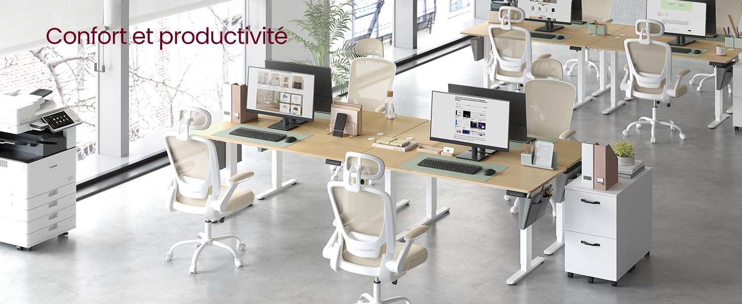 Espace de bureau moderne avec des bureaux à hauteur réglable, des chaises ergonomiques blanches et des imprimantes multifonctions. Les surfaces de bureau en bois clair et les cadres blancs créent un environnement lumineux et productif.