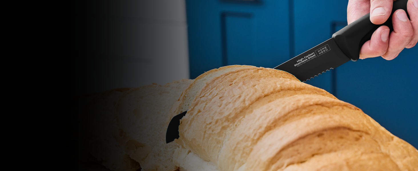 Gros plan d'un couteau de cuisine dentelé découpant une grosse miche de pain croustillant. Une main est visible tenant le manche noir du couteau sur fond bleu.